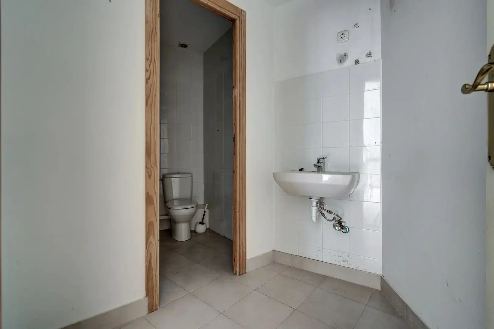 Bathroom of Commercial properties for rent in Irun 