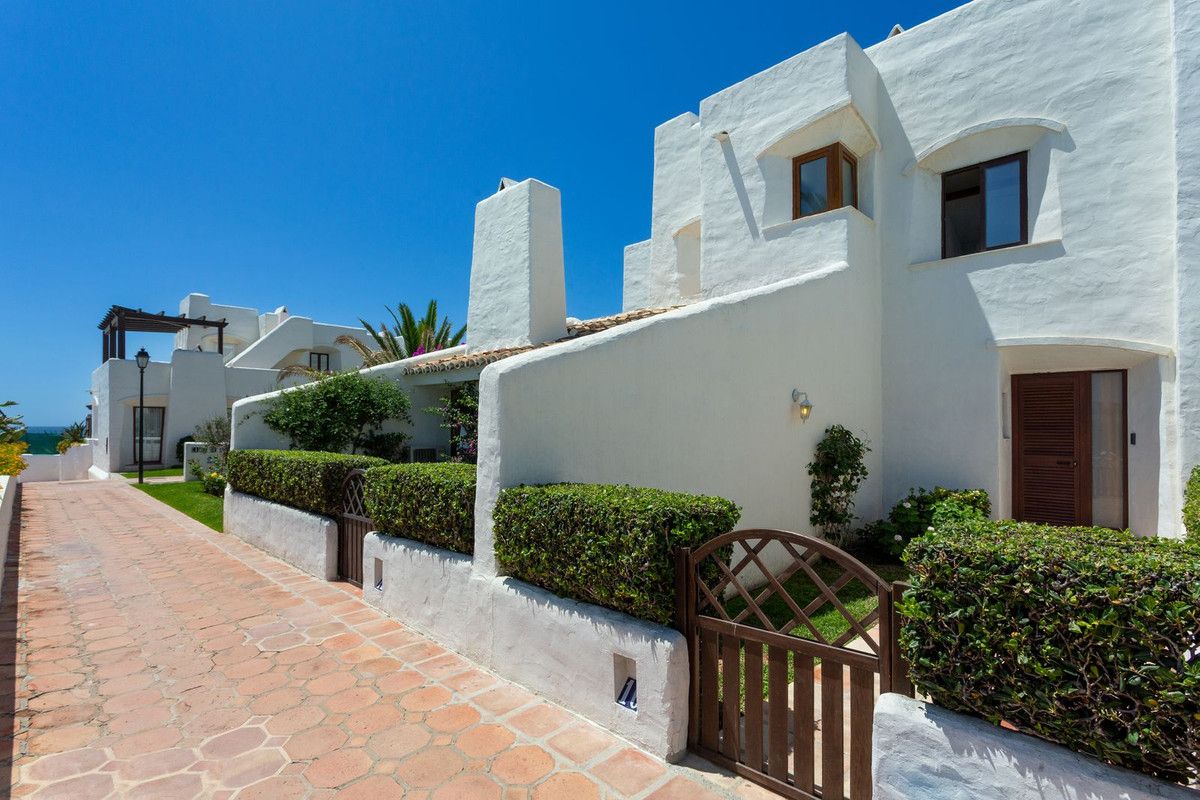 Exterior view of Single-family semi-detached for sale in Estepona  with Air Conditioner, Terrace and Community pool