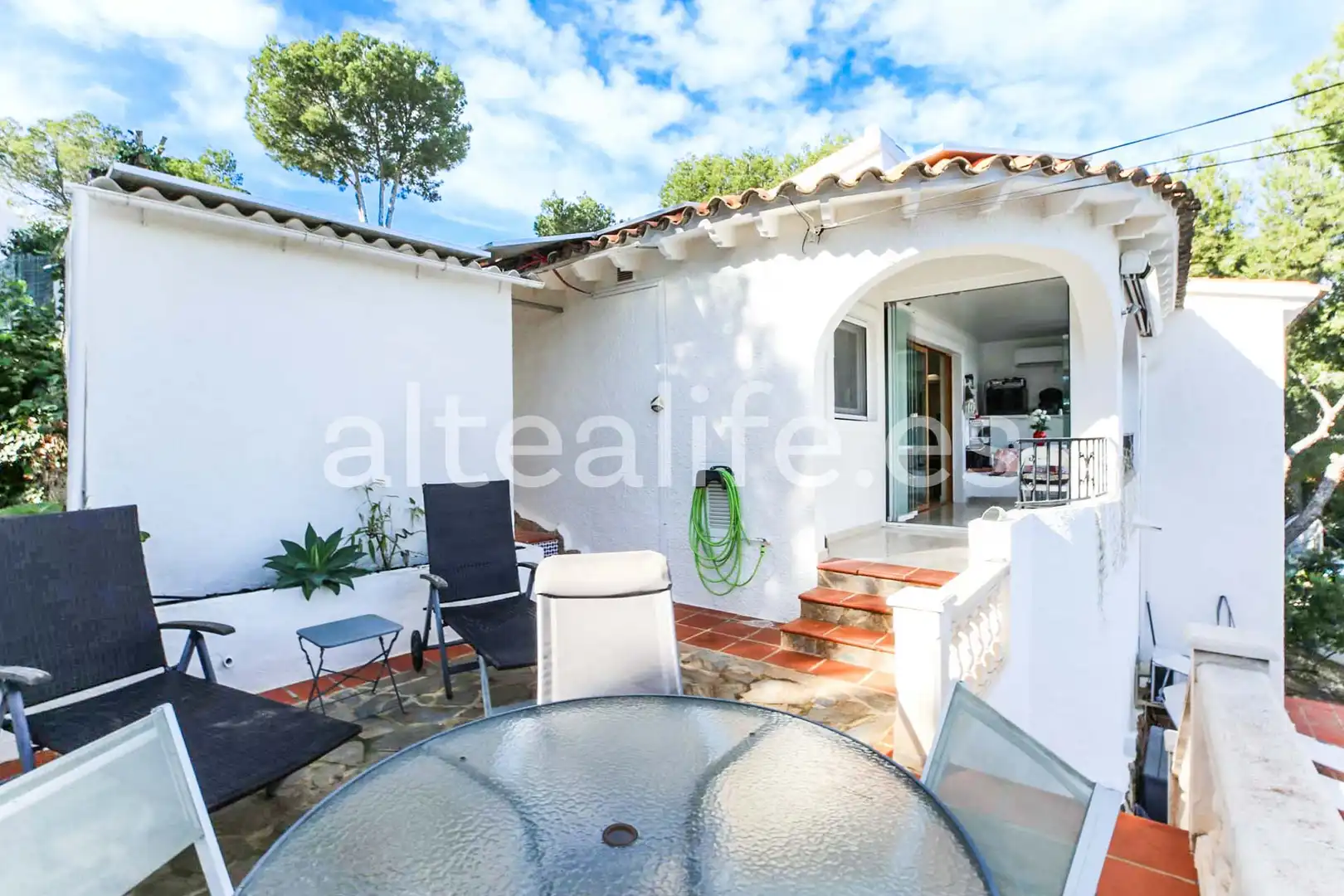 Vista exterior de Casa o xalet en venda en La Nucia amb Aire condicionat, Jardí privat i Terrassa