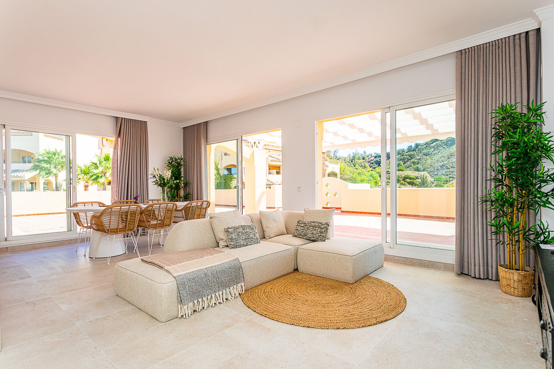 Sala d'estar de Àtic en venda en Marbella amb Aire condicionat, Terrassa i Piscina