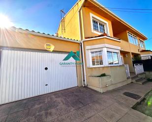 Vista exterior de Casa adosada en venda en Galápagos amb Calefacció, Terrassa i Traster