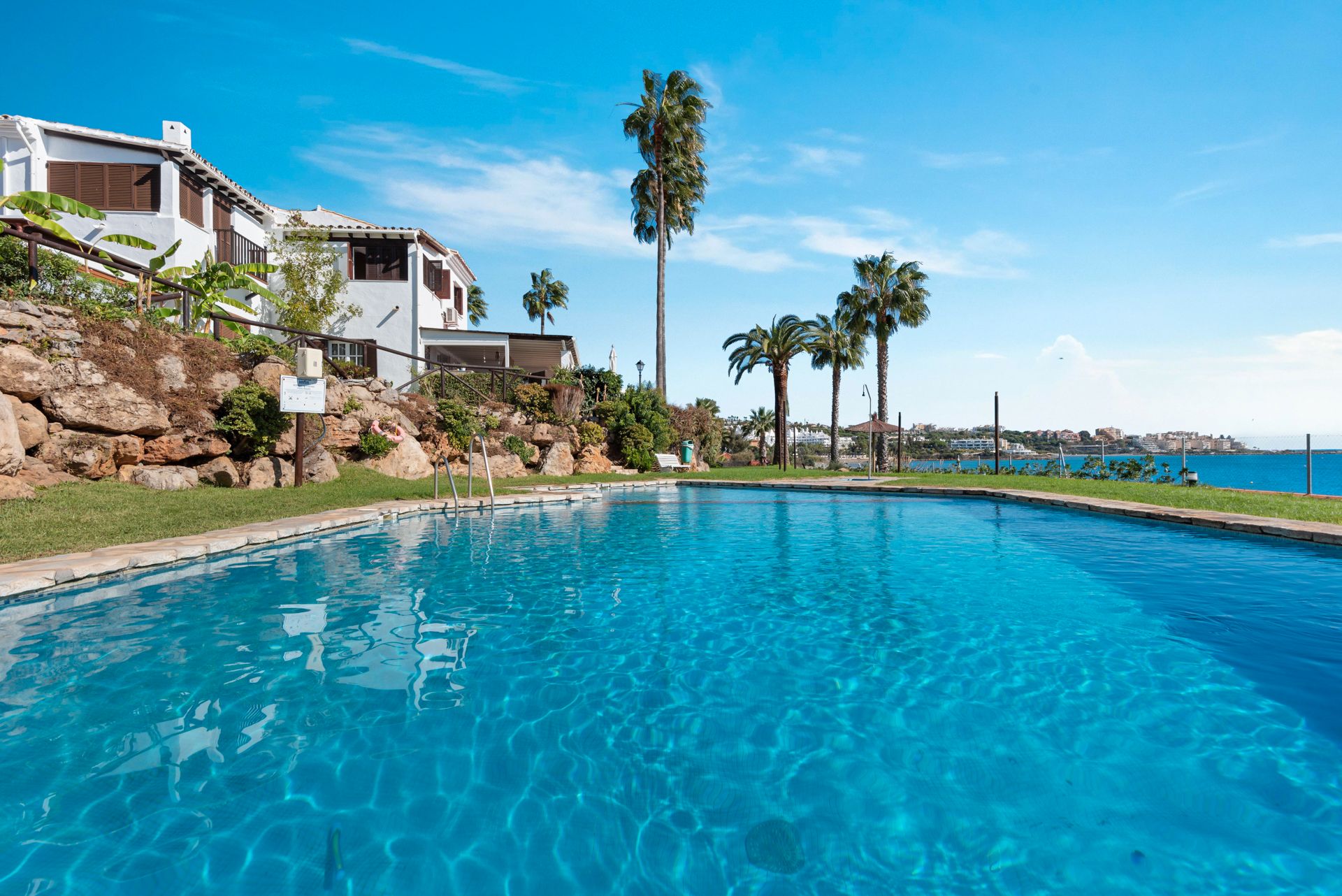 Piscina de Casa adosada en venda en Estepona amb Aire condicionat, Jardí privat i Terrassa