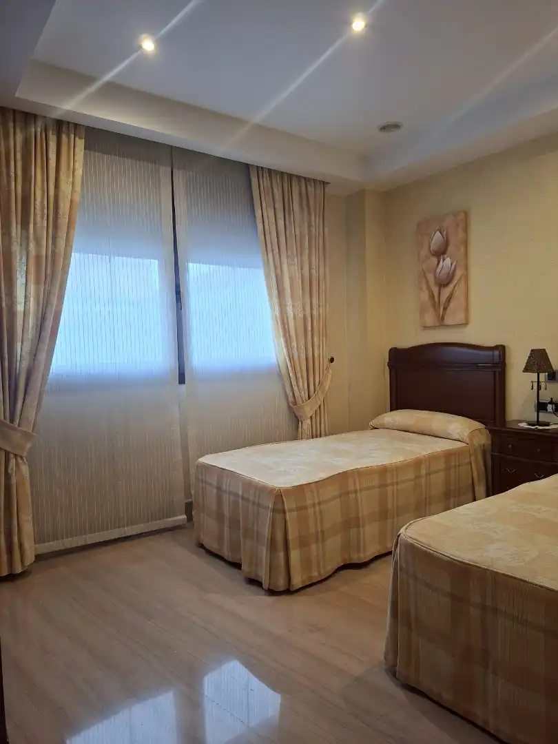 Habitación de Casa adosada en venta en Granada con Aire acondicionado, Calefacción y Parquet