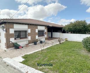 Vista exterior de Casa adosada en venda en Batres amb Calefacció, Jardí privat i Piscina