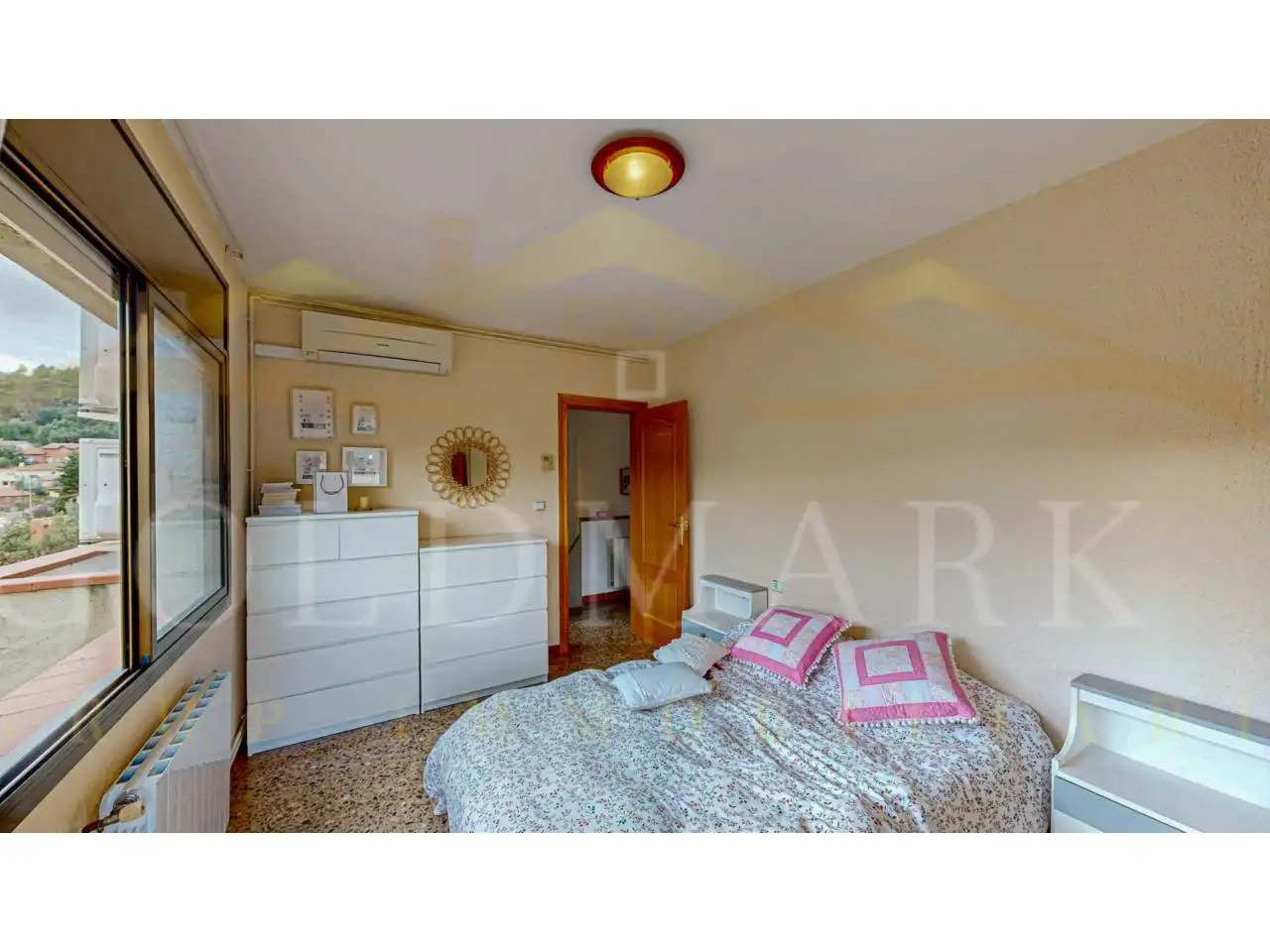 Habitación de Casa o chalet en venta en Corbera de Llobregat con Aire acondicionado, Calefacción y Jardín privado