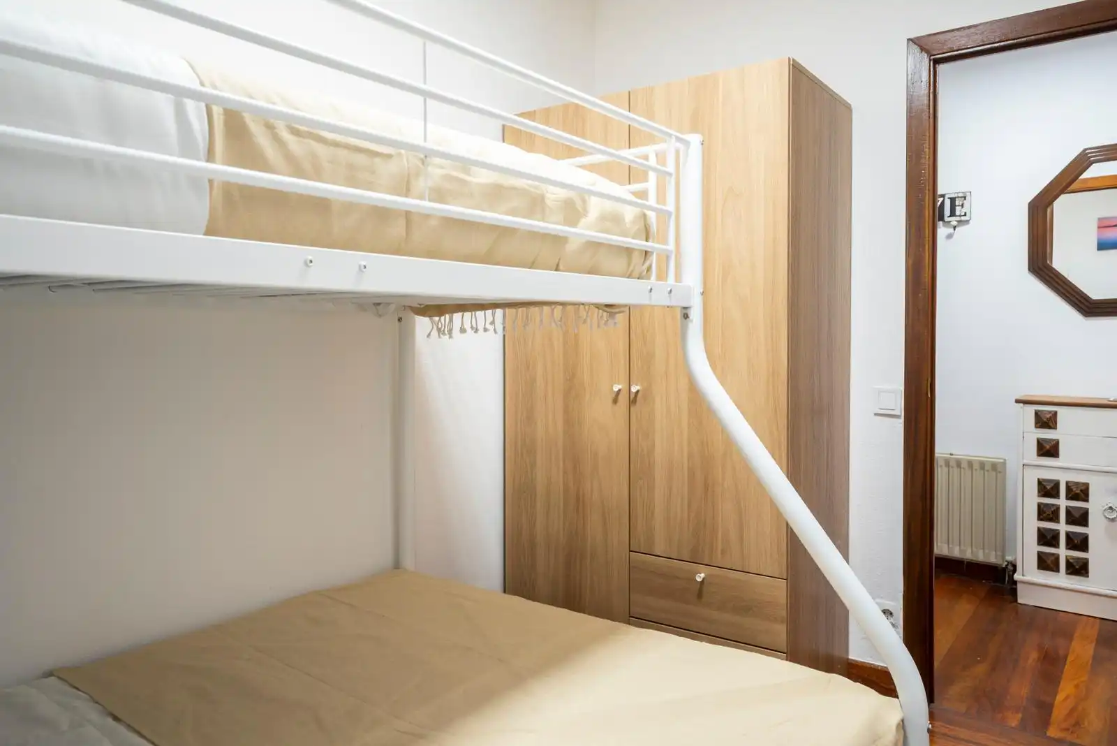 Schlafzimmer von Wohnung zur Miete in Santander mit Heizung, Parkett und Möbliert