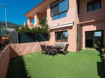 Reihenhaus mit Pool zum Verkauf in Urb. La Viñuela