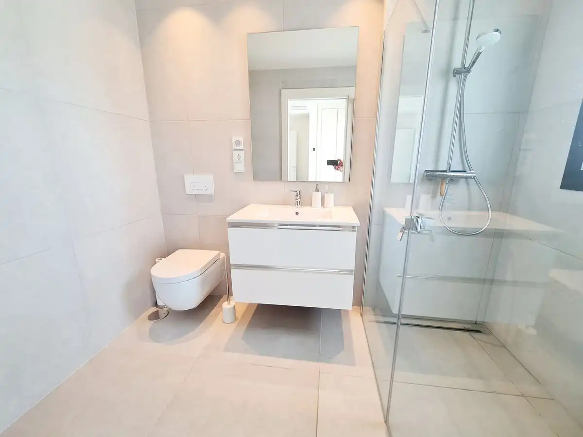 Baño de Piso de alquiler en Marbella con Aire acondicionado, Terraza y Amueblado