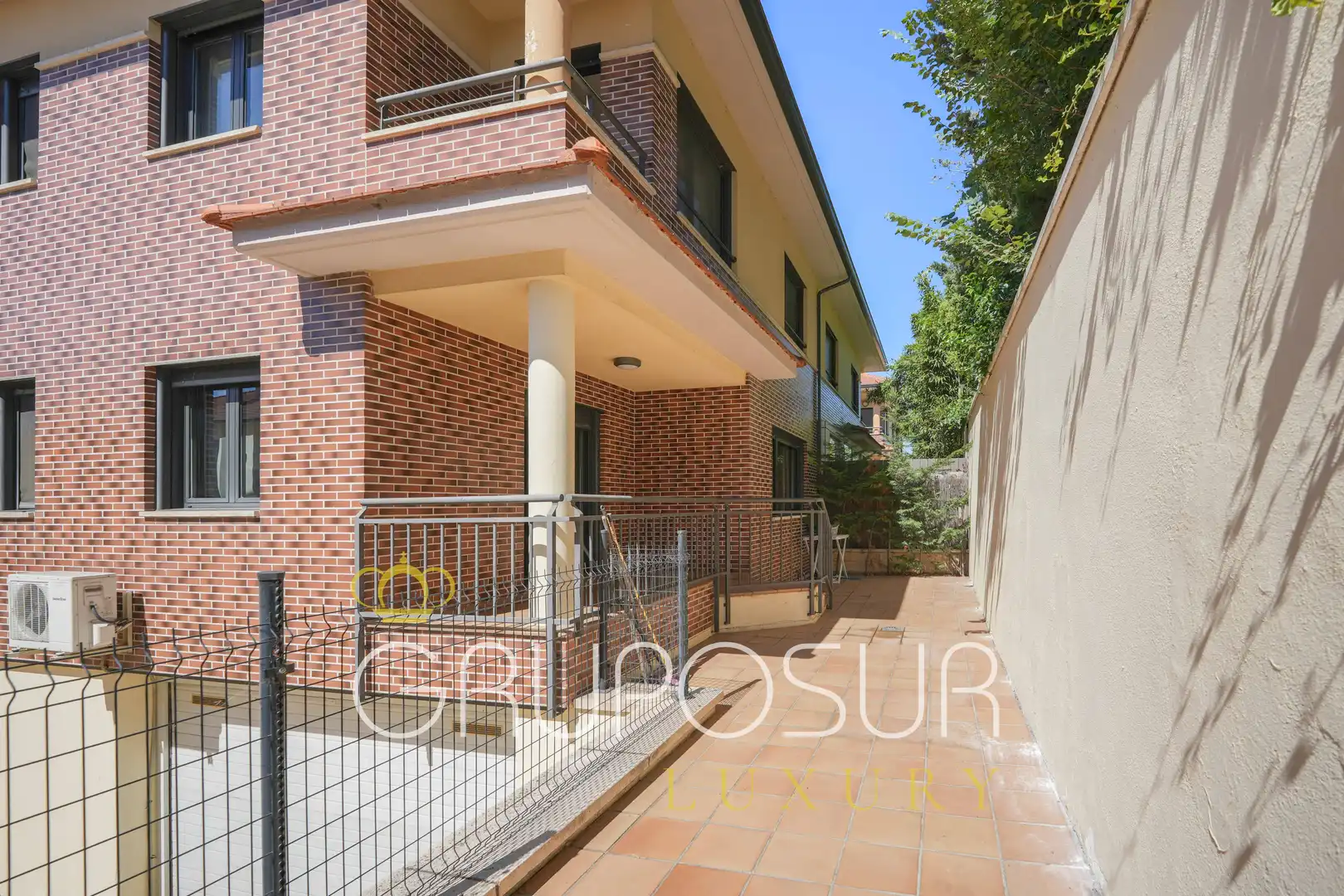 Vista exterior de Casa adosada en venda en Valladolid amb Aire condicionat, Calefacció i Jardí privat