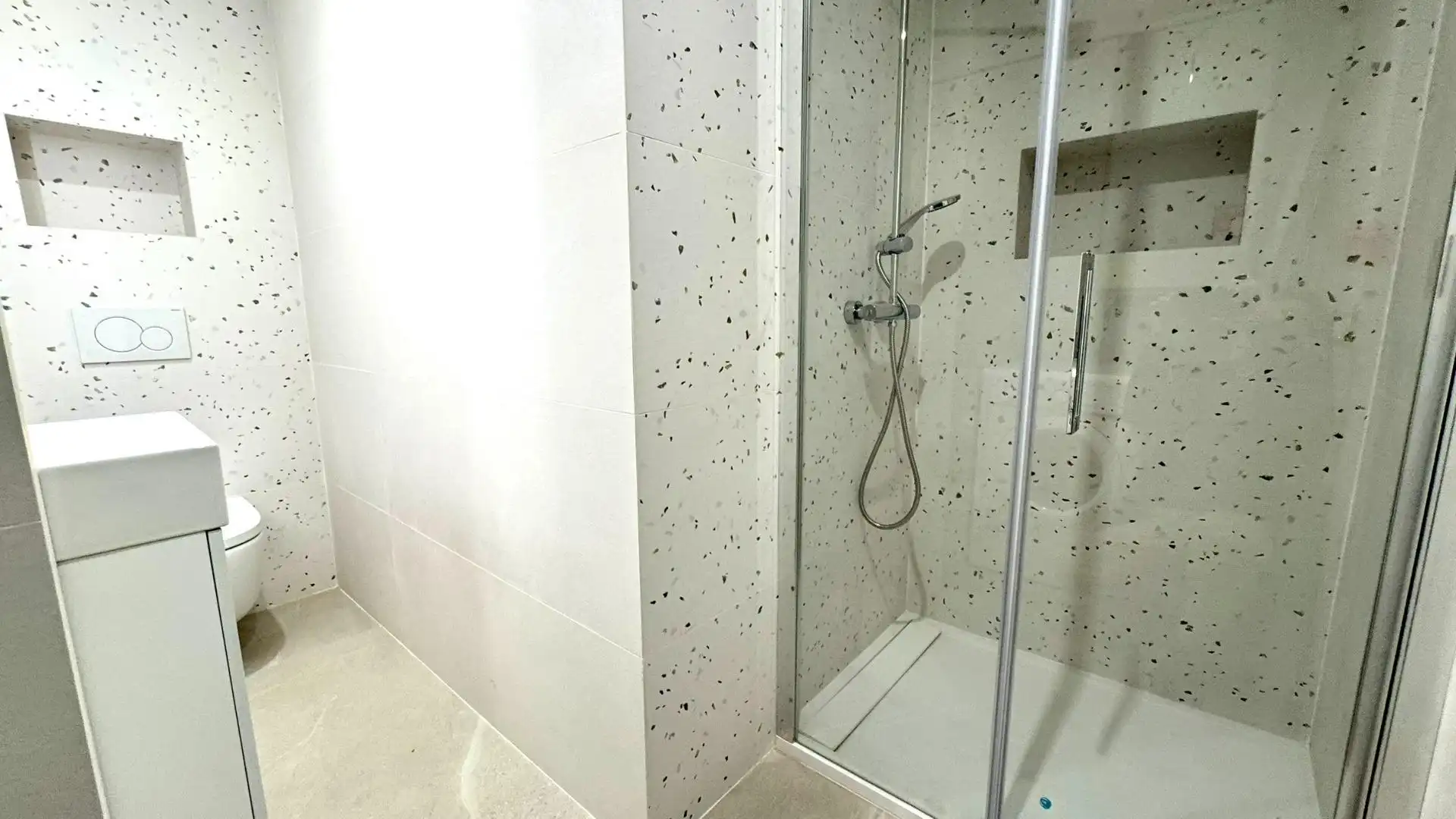 Badezimmer von Wohnung zum Verkauf in Barcelona mit Klimaanlage, Heizung und Parkett