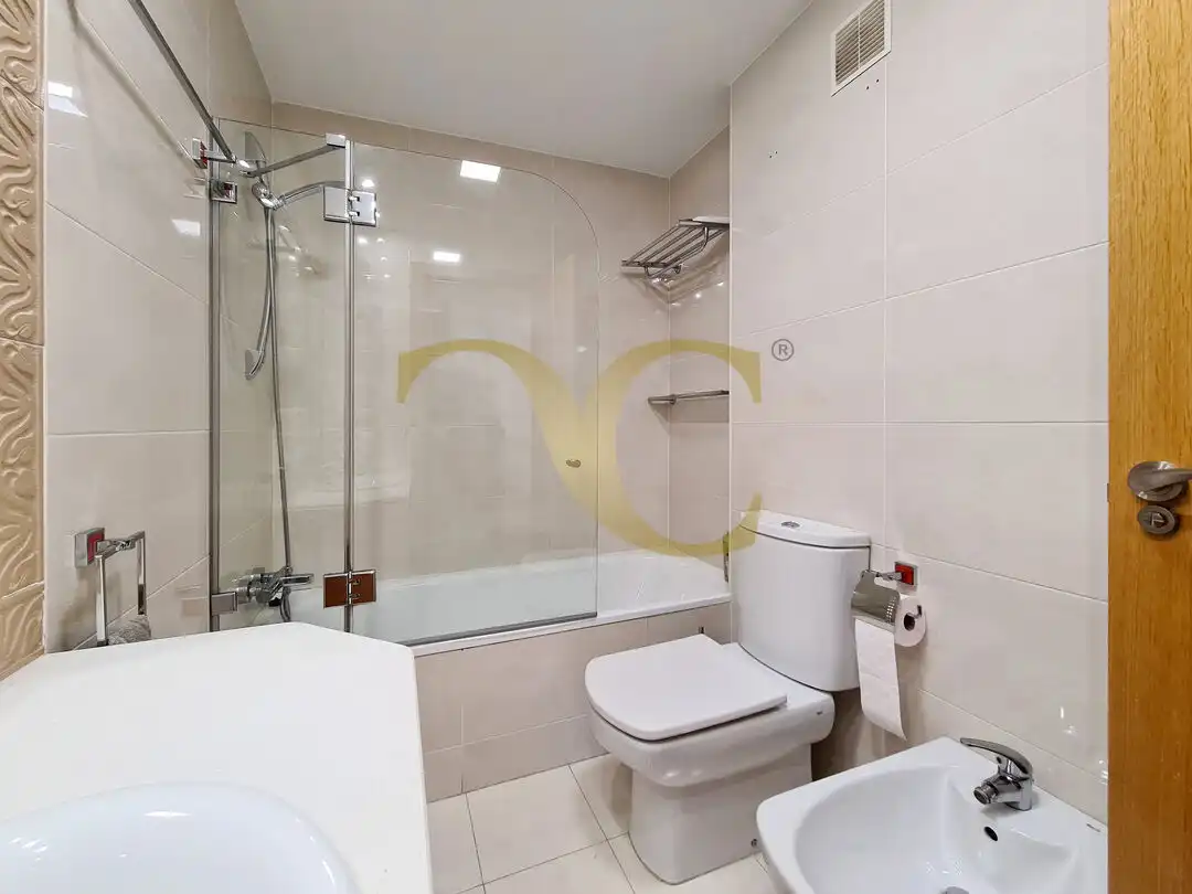 Badezimmer von Wohnung zum Verkauf in Oviedo  mit Heizung, Privatgarten und Terrasse