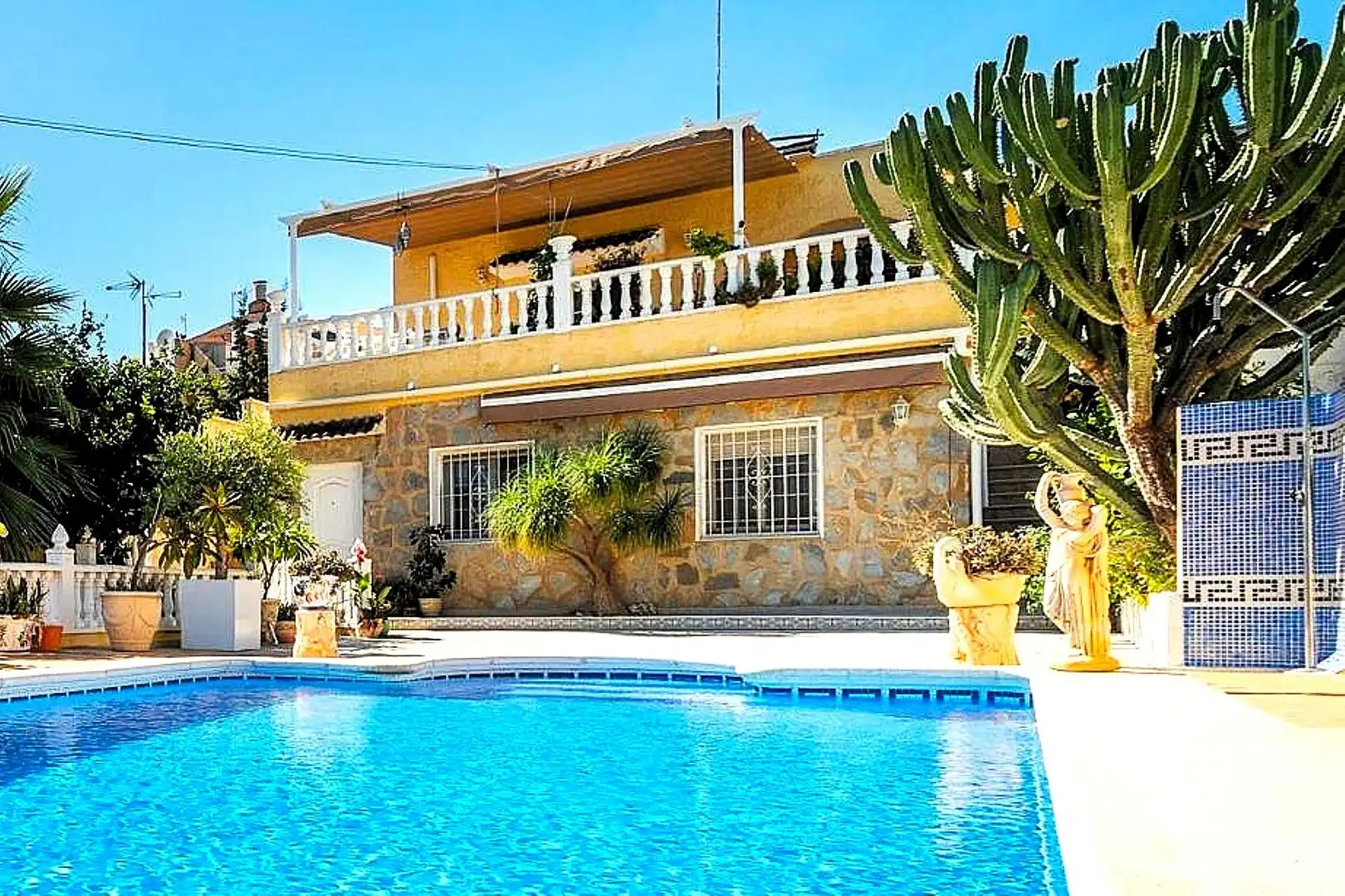 Casa pareada con piscina en venta en Avenida Av. de Torrevieja 19A