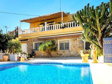 Casa aparellada amb piscina en venda a Avenida Av. de Torrevieja 19A