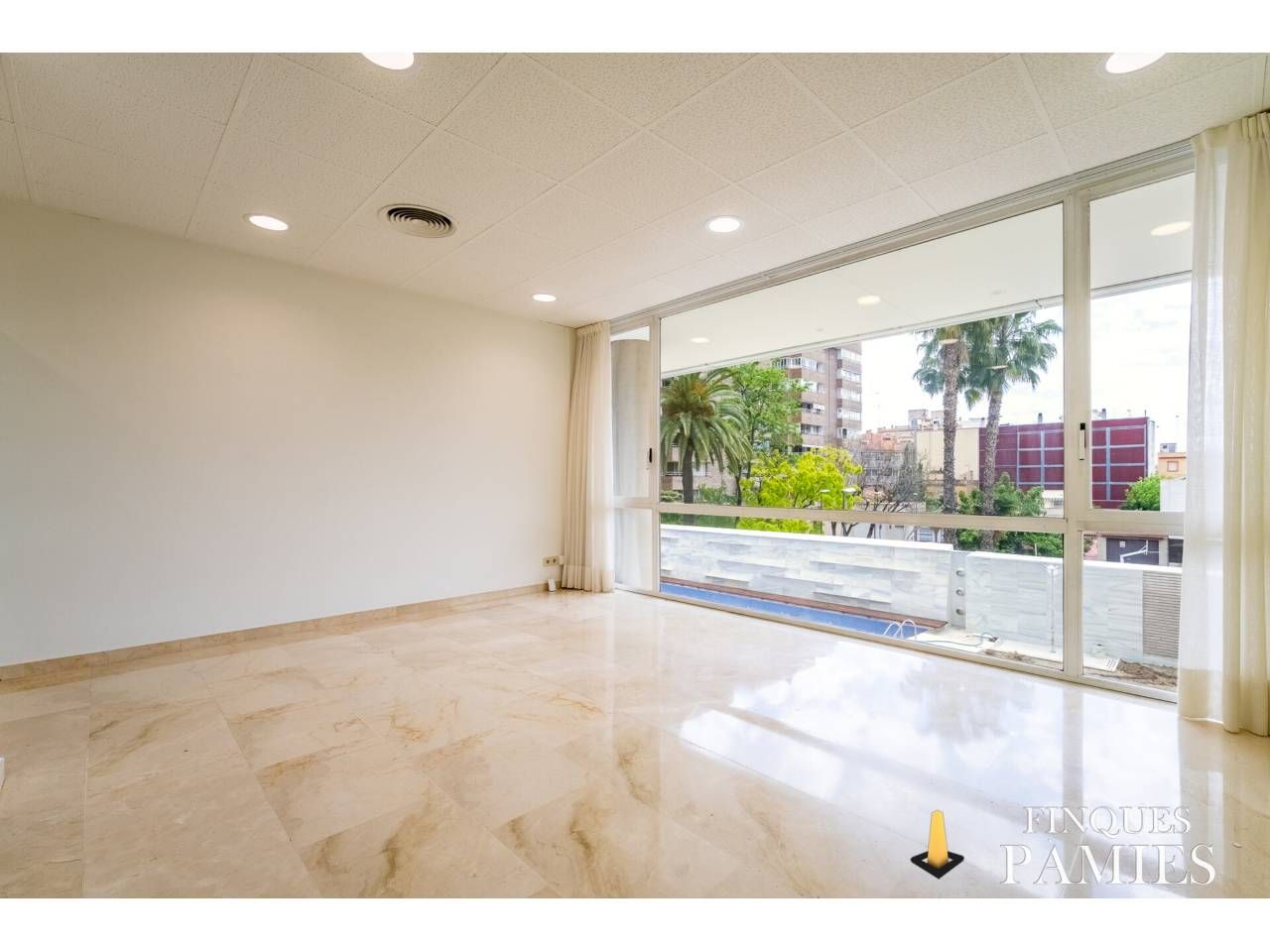 Living room of Office for sale in Reus  with Air Conditioner and Alarm