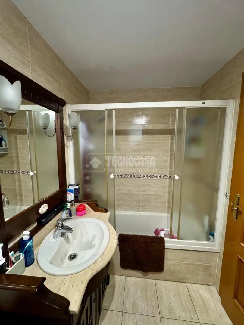 Badezimmer von Einfamilien-Reihenhaus zum Verkauf in Alcalá de Henares mit Klimaanlage, Heizung und Gemeinschaftspool