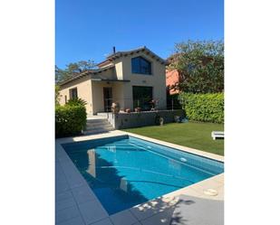 Vista exterior de Casa o xalet en venda en Sant Cugat del Vallès amb Aire condicionat, Terrassa i Piscina