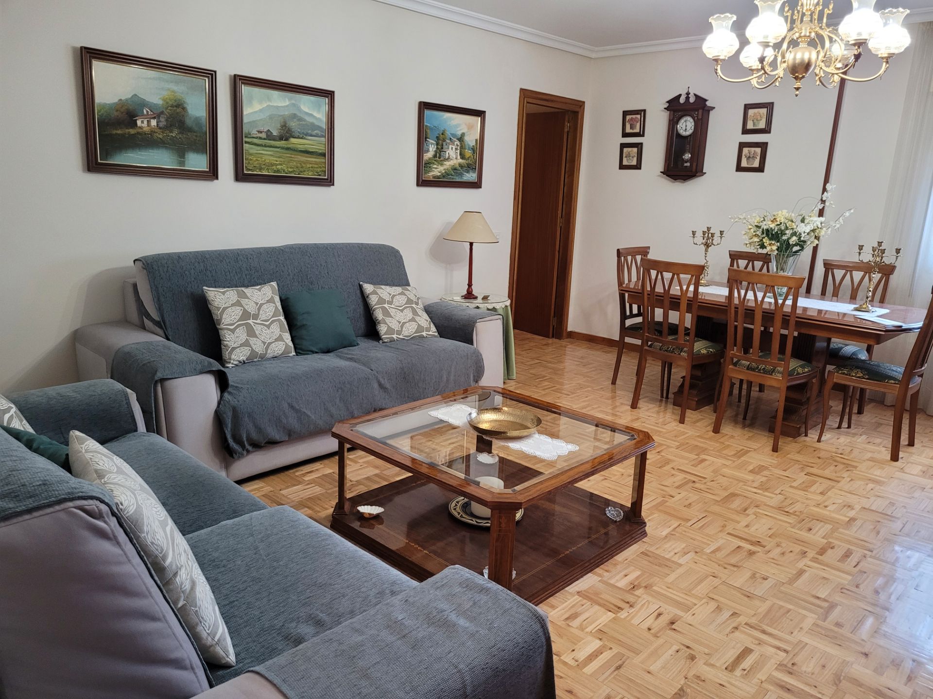 Sala de estar de Piso de alquiler en Cuenca Capital con Calefacción, Parquet y Amueblado