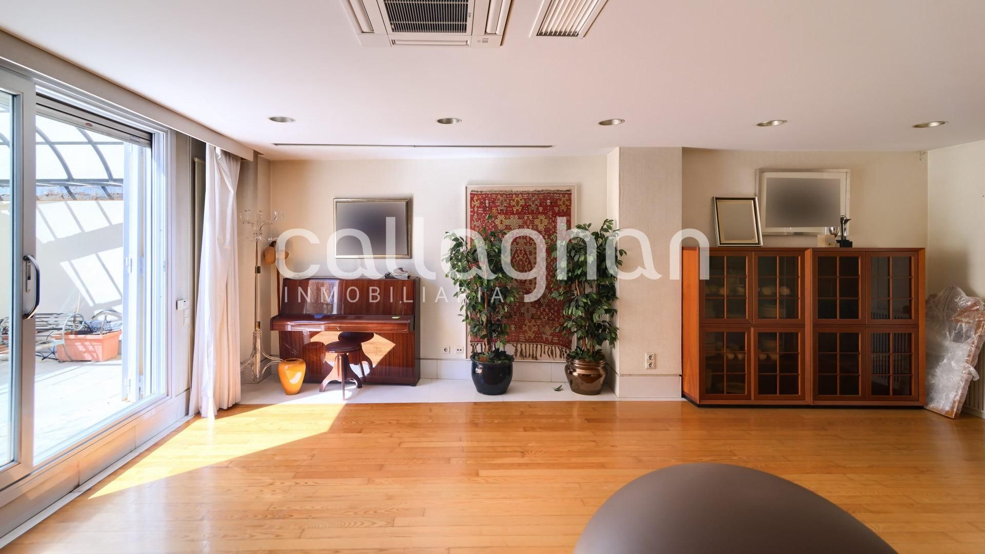 Living room of Attic for sale in  Valencia Capital  with Air Conditioner, Heating and Parquet flooring