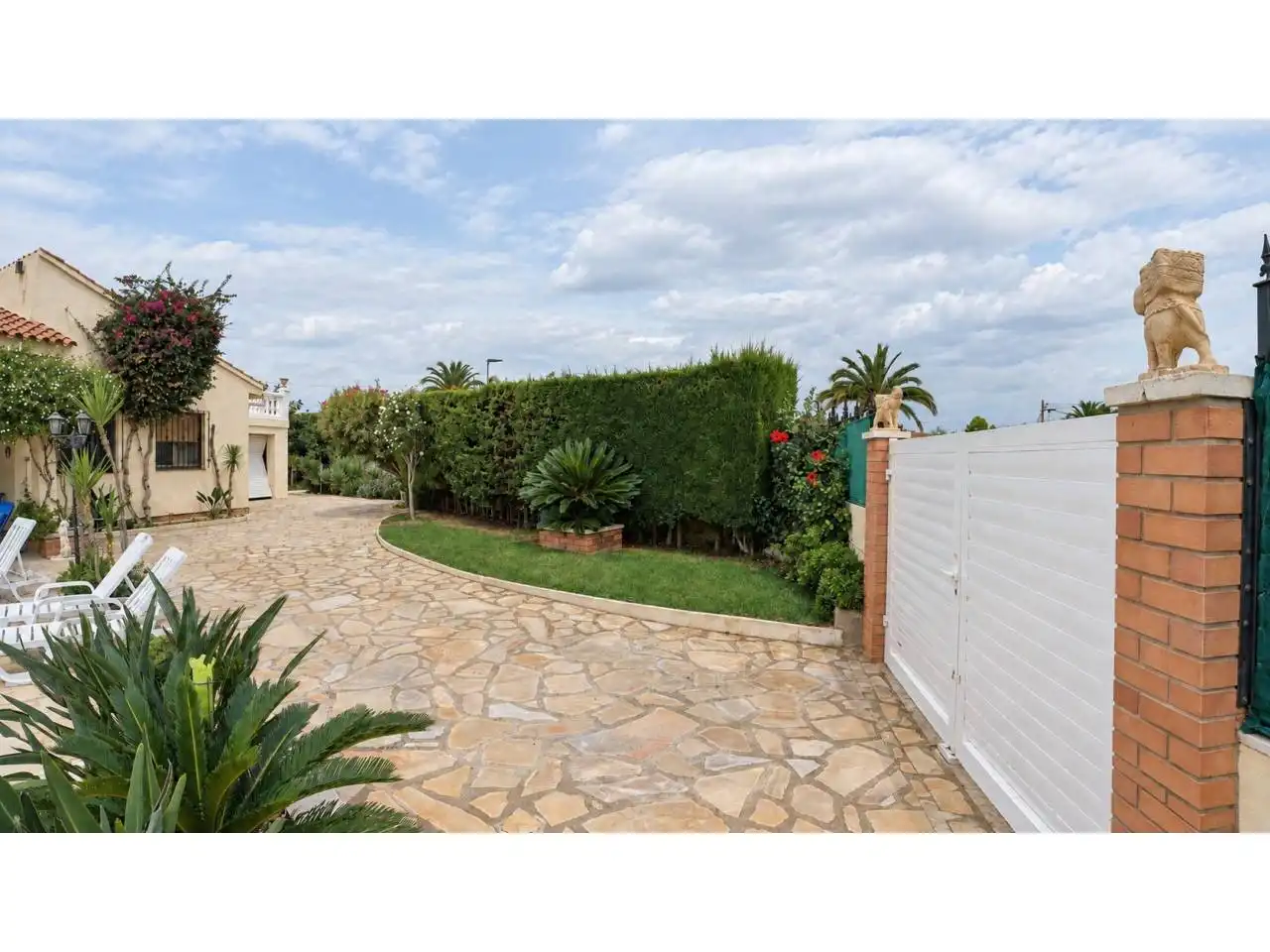 Chalet con piscina en venta en Calle gardènies 1, imagen 2