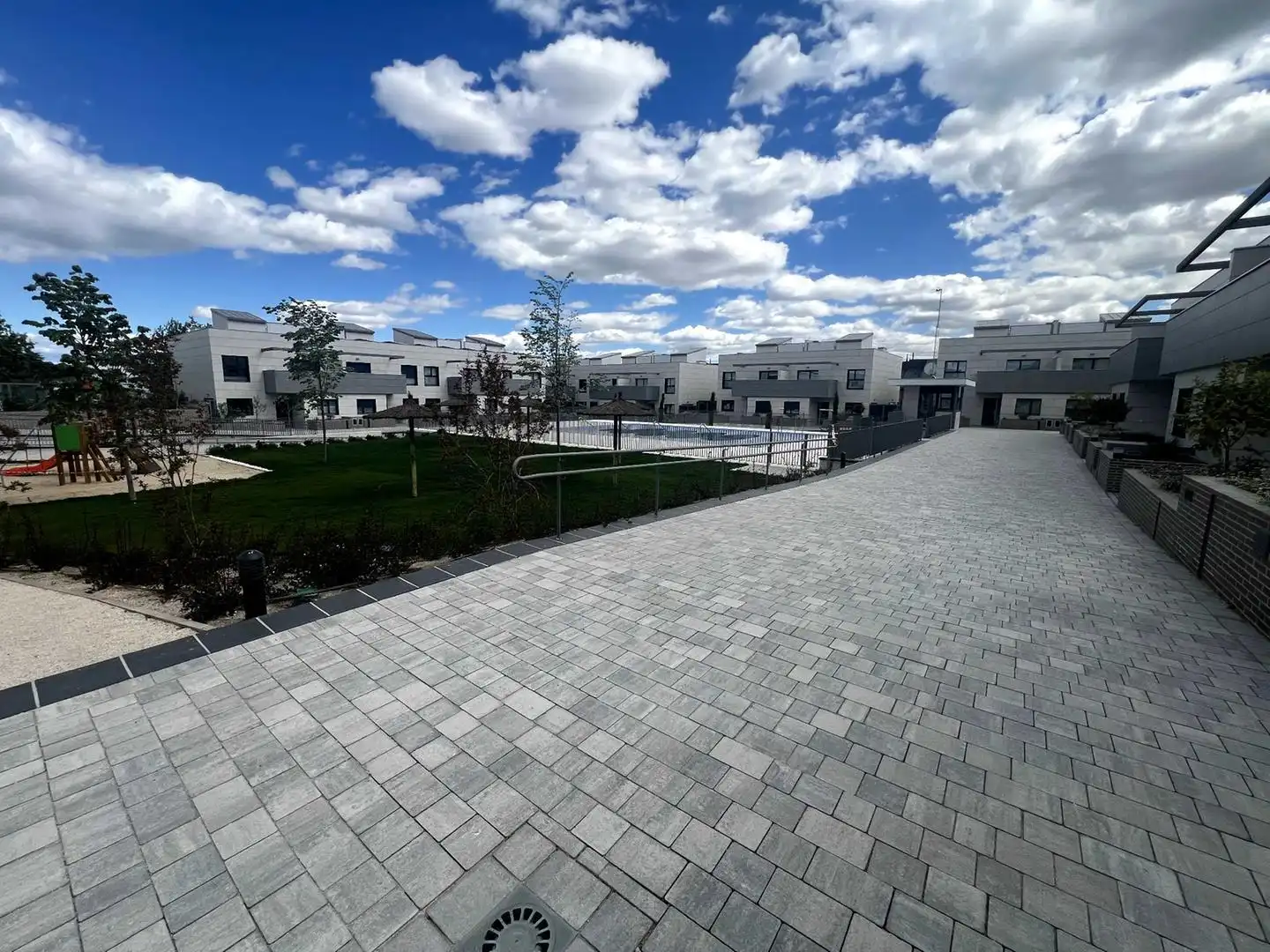 Vista exterior de Casa adosada en venda en Boadilla del Monte amb Calefacció, Jardí privat i Terrassa