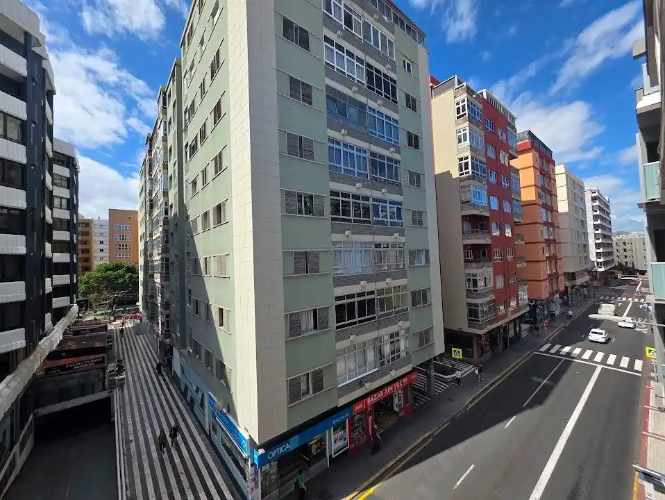 Vista exterior de Pis en venda en Las Palmas de Gran Canaria amb Aire condicionat, Calefacció i Jardí privat