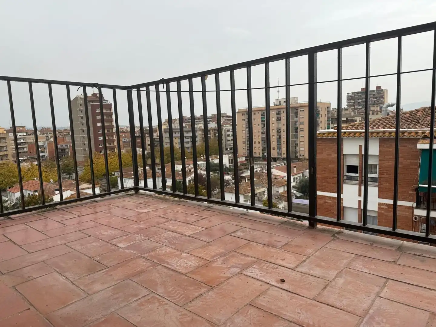 Terrassa de Pis en venda en Salt amb Calefacció, Balcó i Alarma