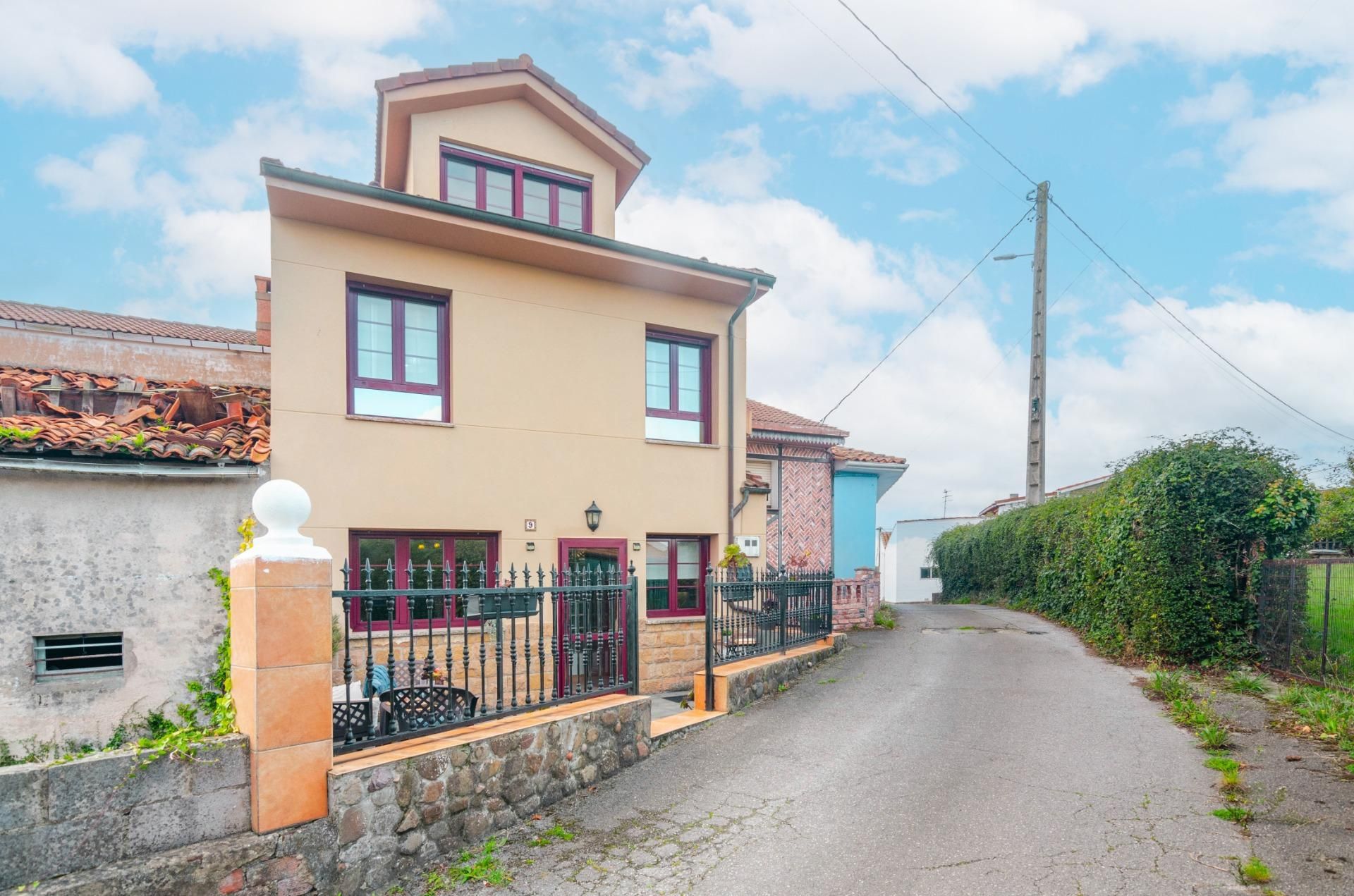 Vista exterior de Casa adosada en venda en Gozón amb Calefacció i Jardí privat