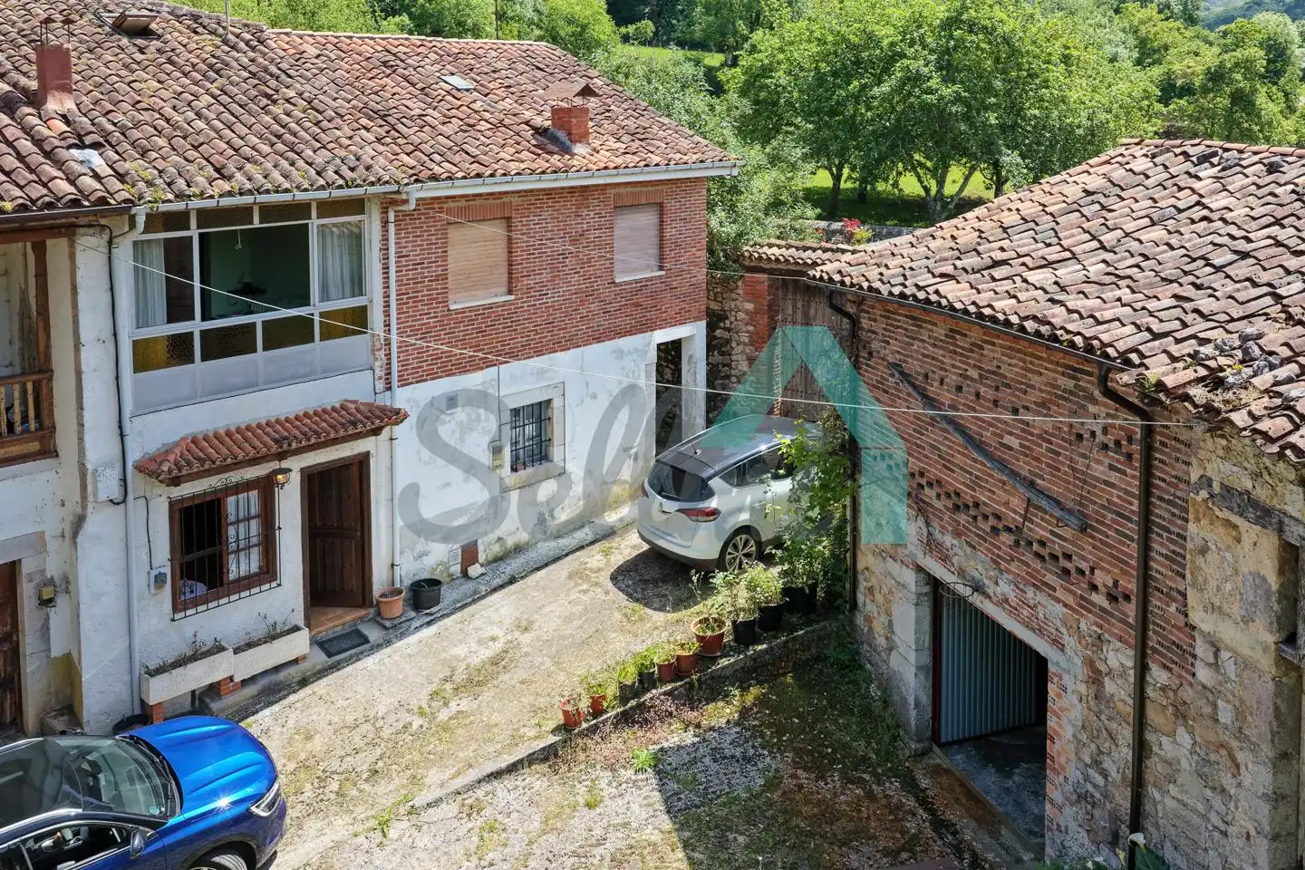 Außenansicht von Einfamilien-Reihenhaus zum Verkauf in Onís mit Heizung, Abstellraum und Balkon