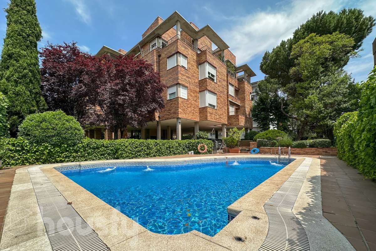 Piscina de Pis en venda en  Madrid Capital amb Aire condicionat, Calefacció i Parquet
