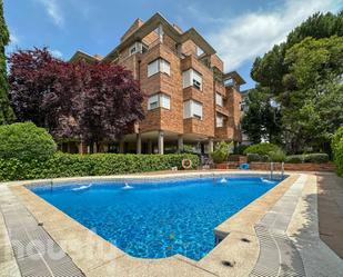 Swimming pool of Flat for sale in  Madrid Capital  with Air Conditioner, Heating and Parquet flooring