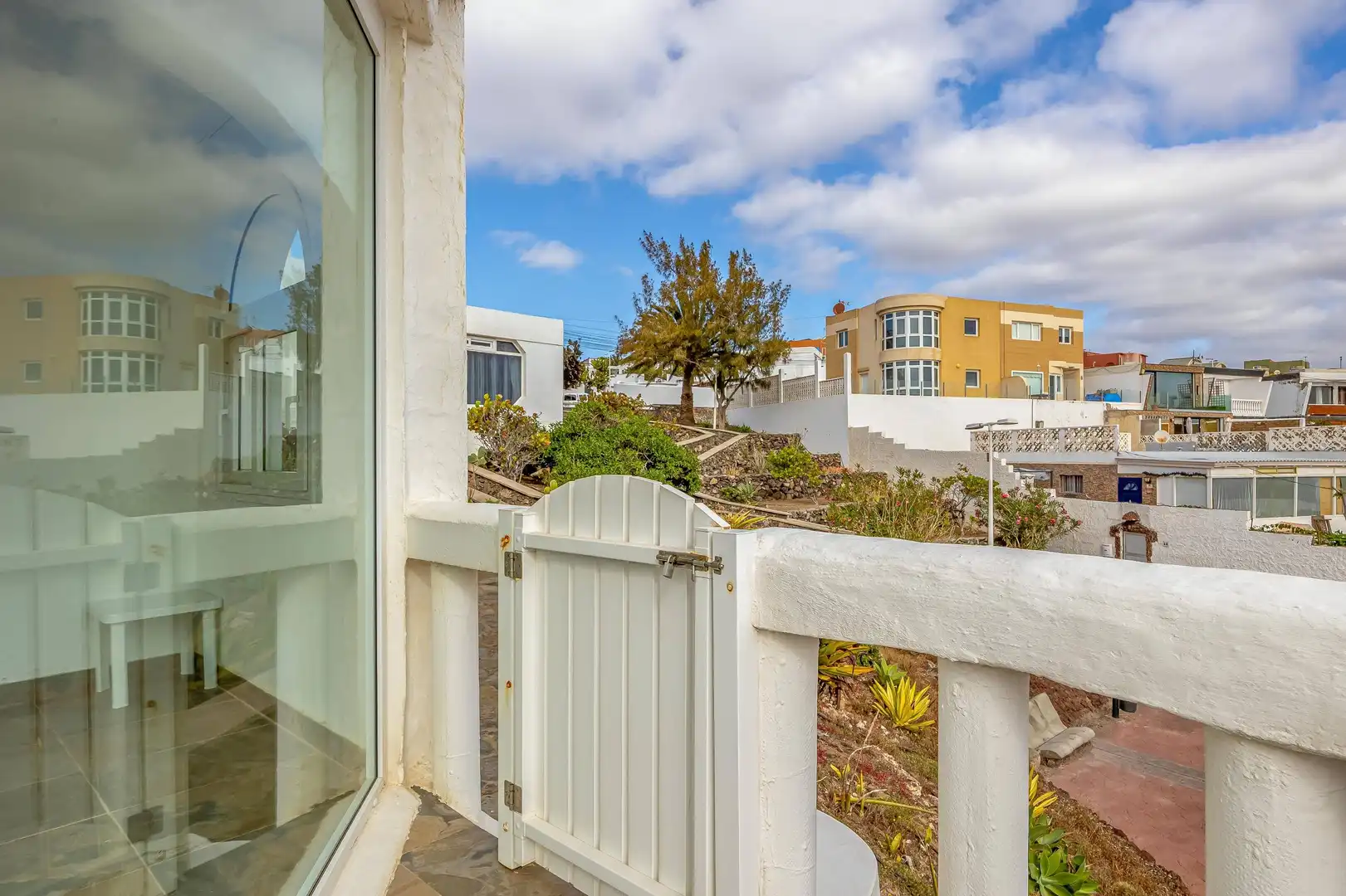 Vista exterior de Casa o xalet en venda en Telde amb Aire condicionat, Jardí privat i Terrassa