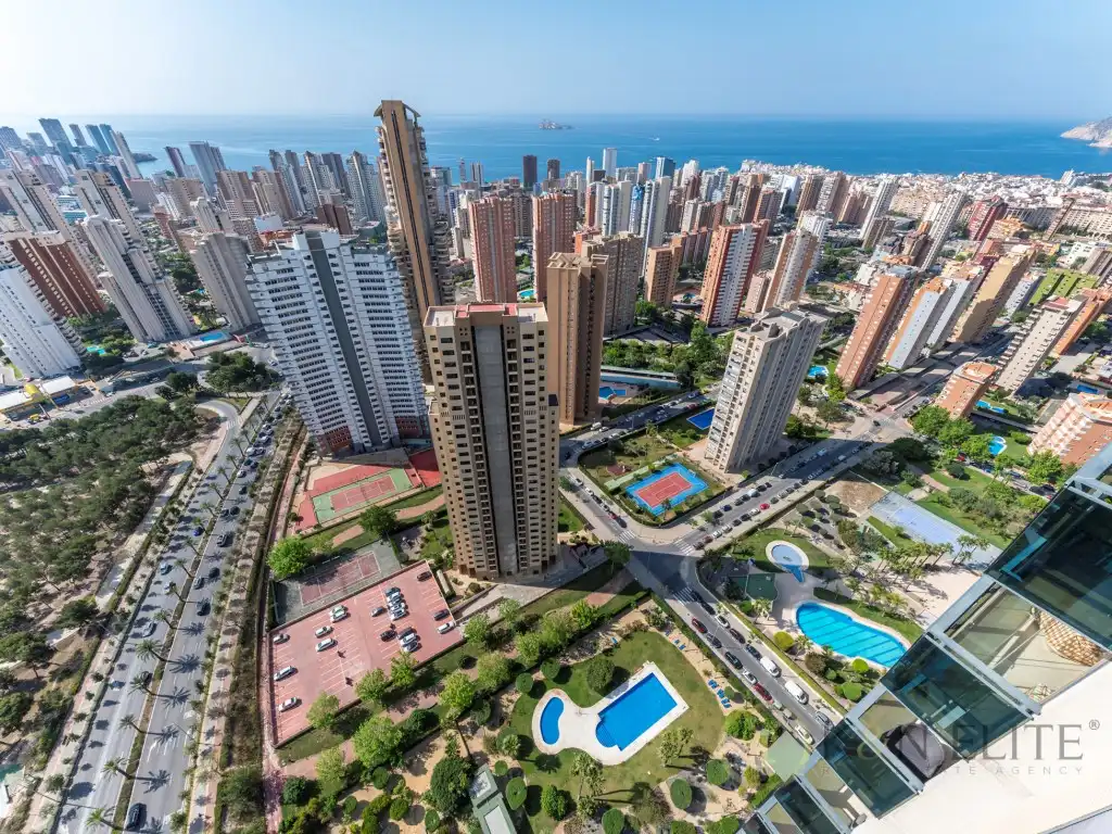 Vista exterior de Ático de alquiler en Benidorm con Aire acondicionado, Jardín privado y Piscina
