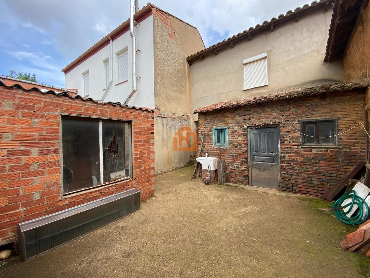 Exterior view of House or chalet for sale in León Capital   with Private garden