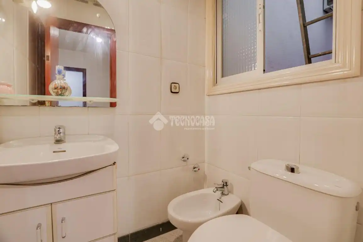 Badezimmer von Einfamilien-Reihenhaus zum Verkauf in Montcada i Reixac mit Heizung, Terrasse und Balkon