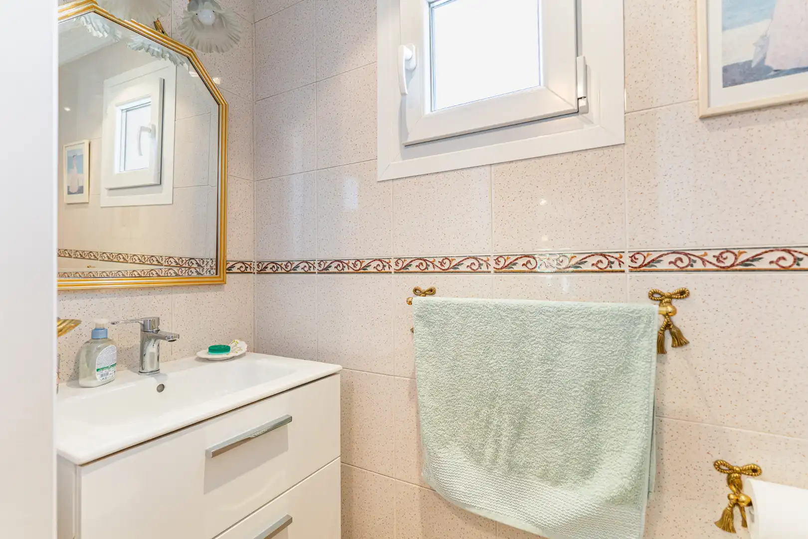 Badezimmer von Einfamilien-Reihenhaus zum Verkauf in Las Rozas de Madrid mit Klimaanlage, Heizung und Privatgarten