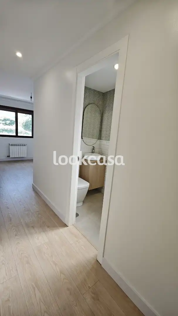 Baño de Piso en venta en Poio con Calefacción, Parquet y Horno