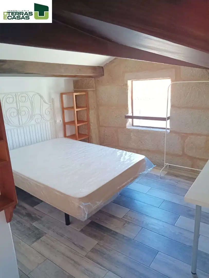 Habitación de Ático para compartir en Pontevedra Capital  con Calefacción, Terraza y Amueblado