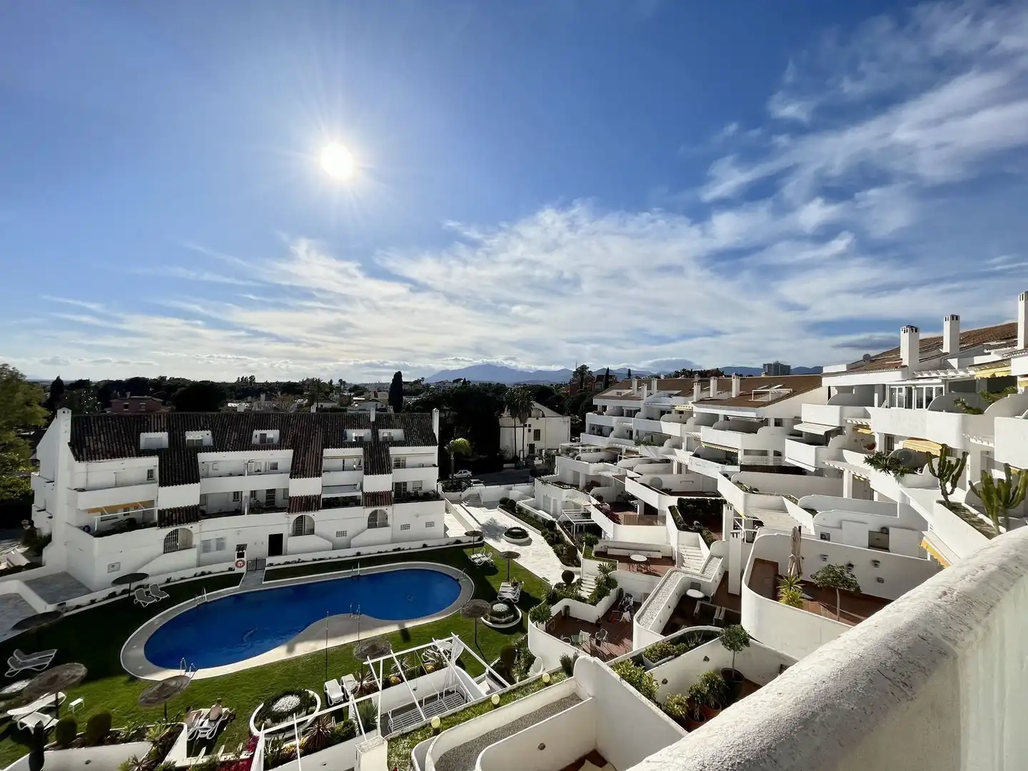 Vista exterior de Dúplex en venta en Marbella con Aire acondicionado, Trastero y Piscina comunitaria