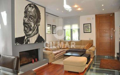 Sala d'estar de Casa adosada en venda en  Madrid Capital amb Aire condicionat i Piscina