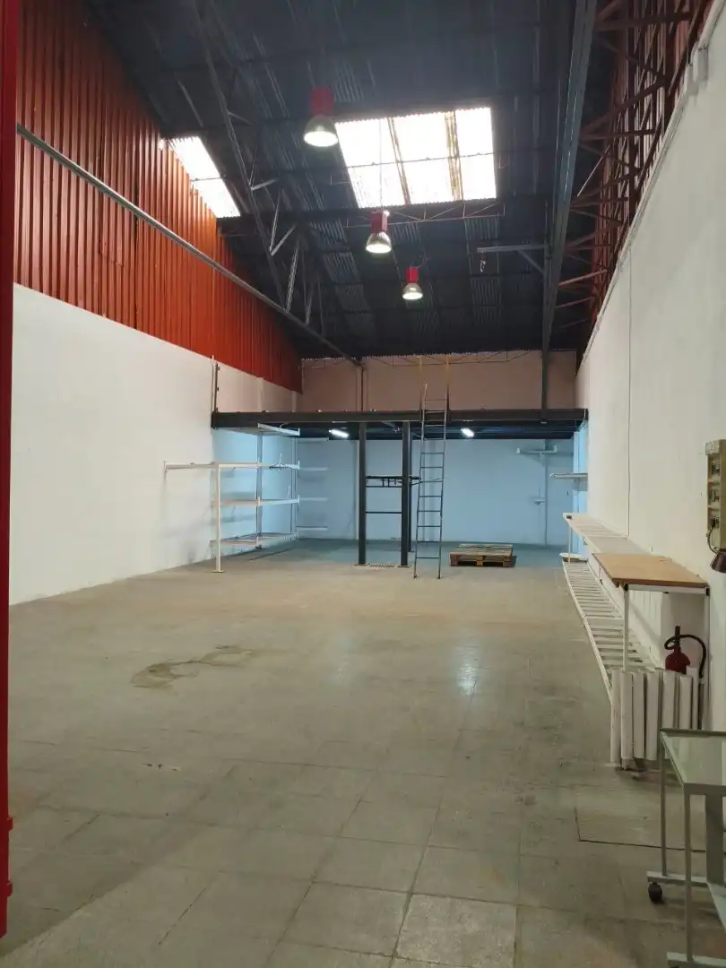 Nau industrial de lloguer en Peligros amb Calefacció i Alarma