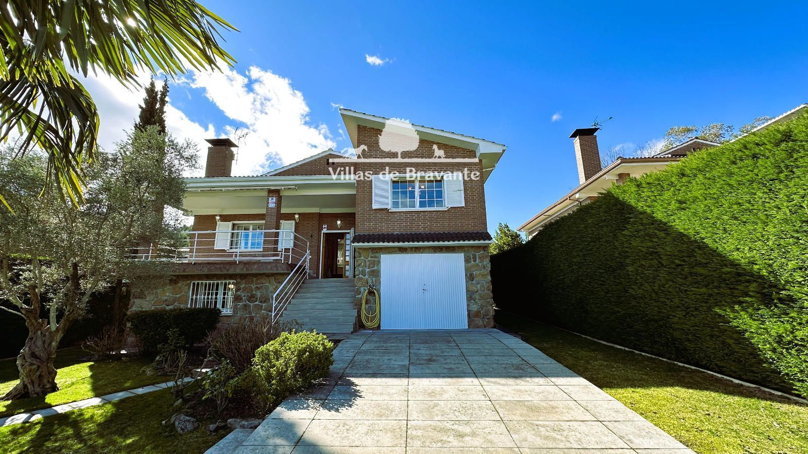 Vista exterior de Casa o xalet en venda en Becerril de la Sierra amb Calefacció, Terrassa i Traster