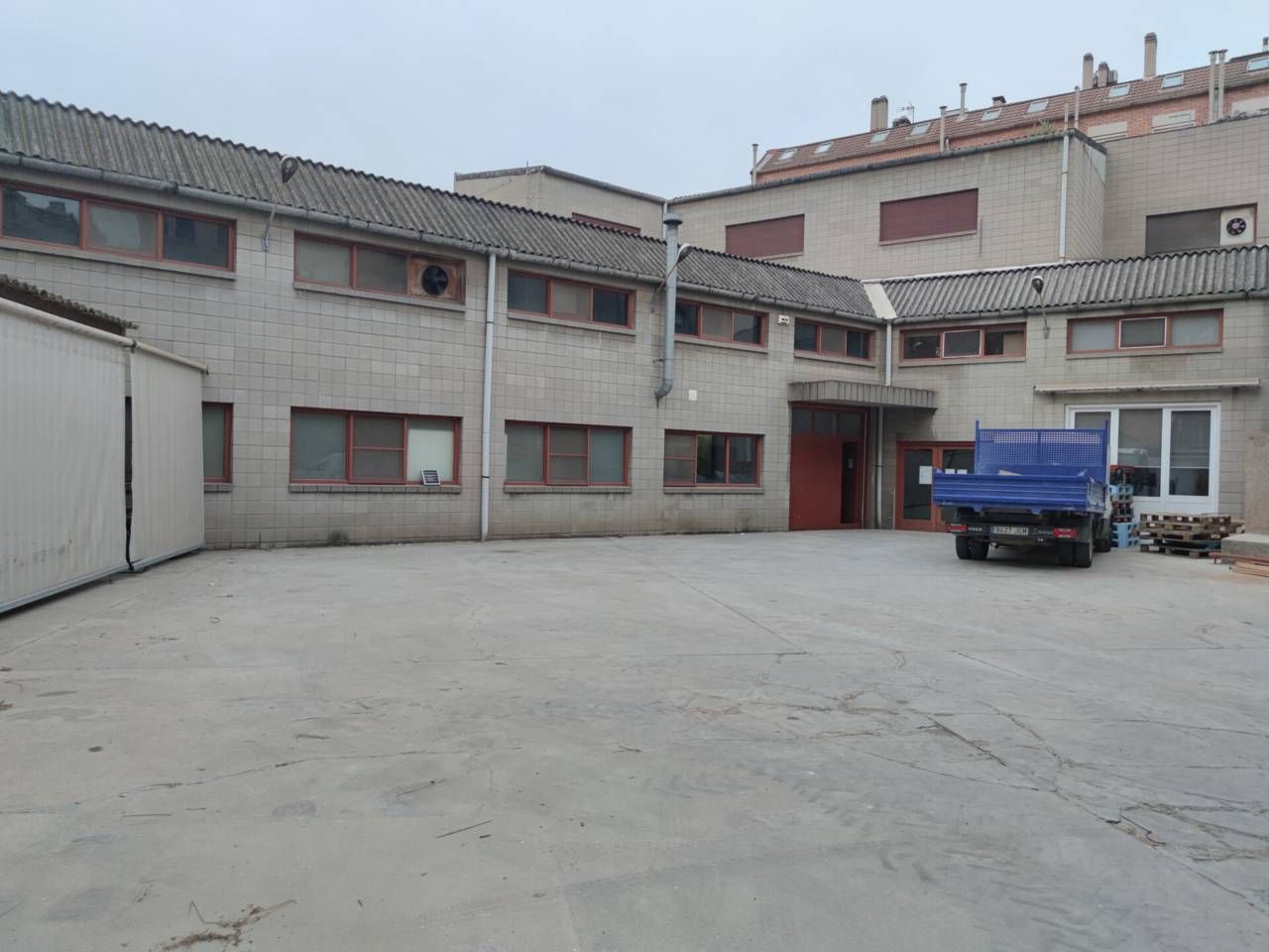 Vista exterior de Nau industrial de lloguer en Manresa amb Calefacció