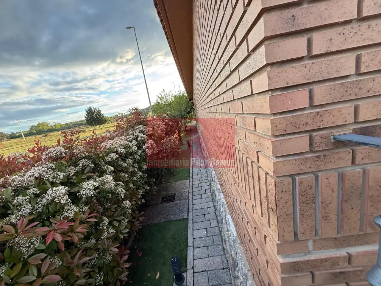 Vista exterior de Casa adosada en venda en Sariegos amb Calefacció, Jardí privat i Terrassa