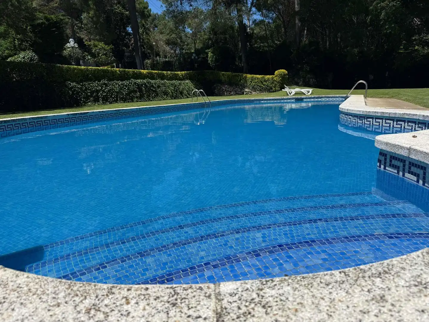 Schwimmbecken von Einfamilien-Reihenhaus zum Verkauf in Castell d'Aro, Platja d'Aro i s'Agaró mit Klimaanlage, Heizung und Terrasse