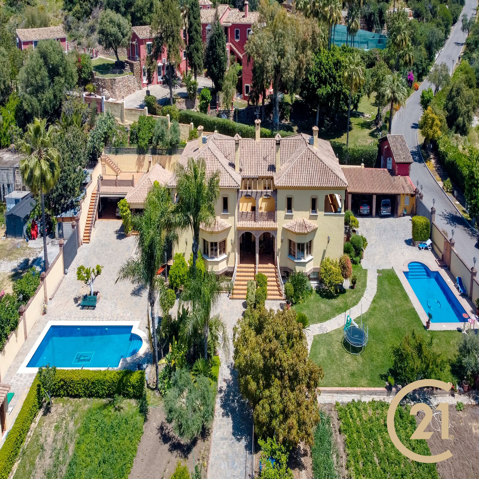 Vista exterior de Casa o xalet en venda en Benahavís amb Aire condicionat, Jardí privat i Terrassa