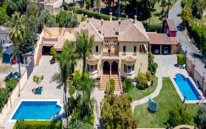 Vista exterior de Casa o xalet en venda en Benahavís amb Aire condicionat, Jardí privat i Terrassa