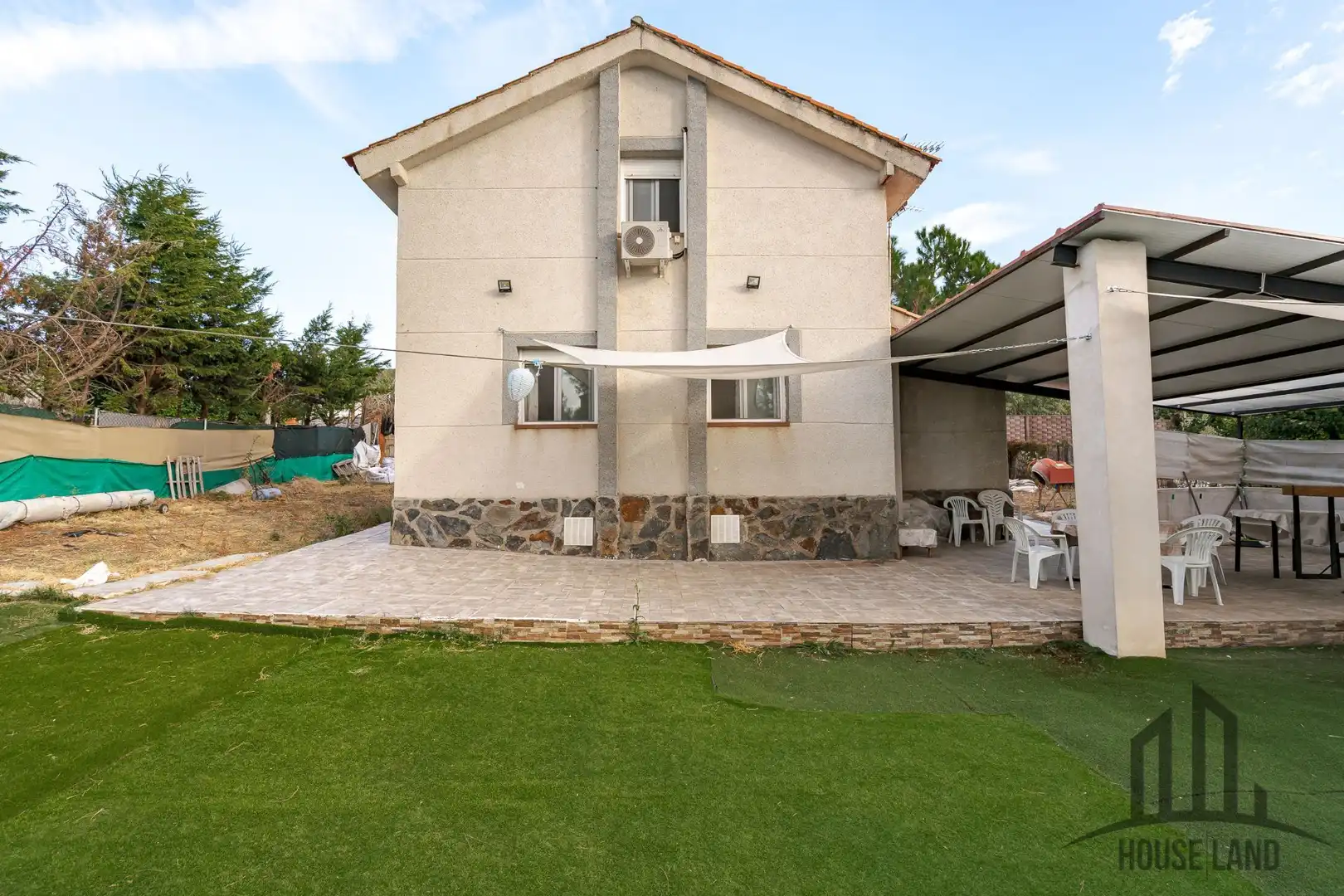Außenansicht von Haus oder Chalet zum Verkauf in Uceda mit Privatgarten und Schwimmbad