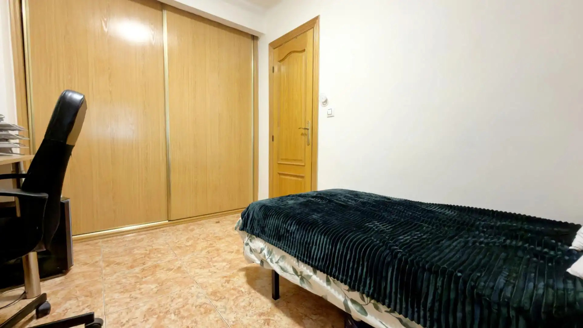 Schlafzimmer von Dachboden zum Verkauf in Massamagrell mit Terrasse und Abstellraum