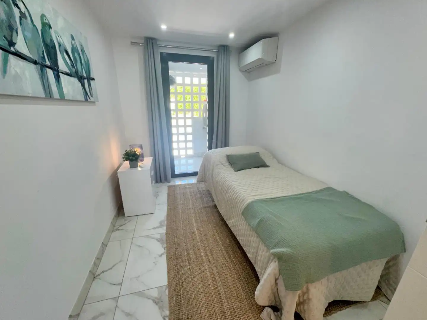 Habitación de Apartamento en venta en Marbella con Aire acondicionado, Terraza y Piscina