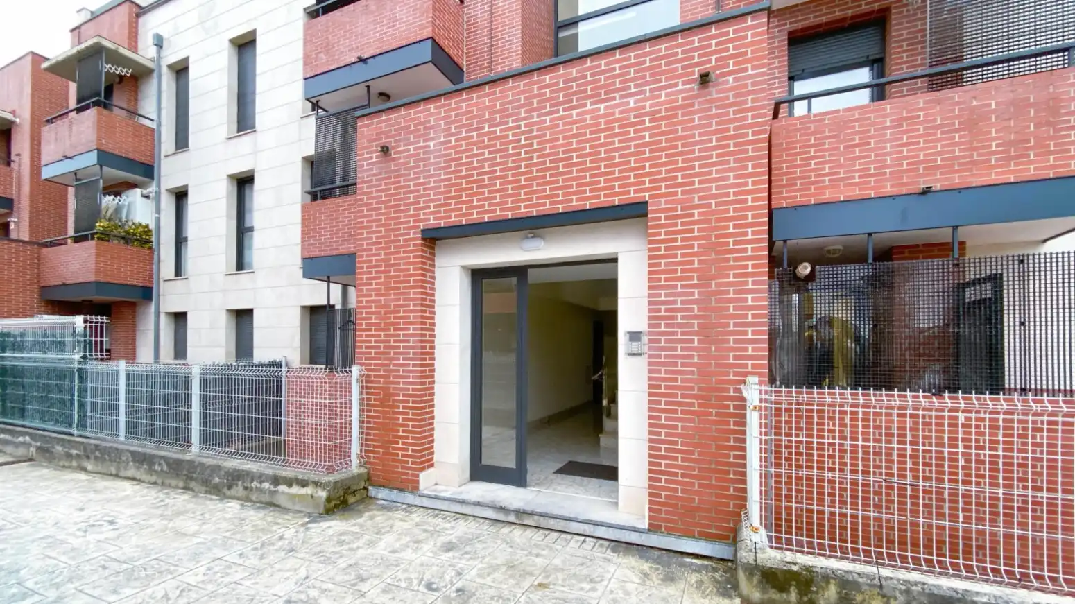 Vista exterior de Piso en venta en Santa Cruz de Bezana con Calefacción, Parquet y Terraza